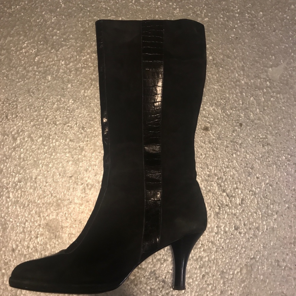 Sofft black knee boot